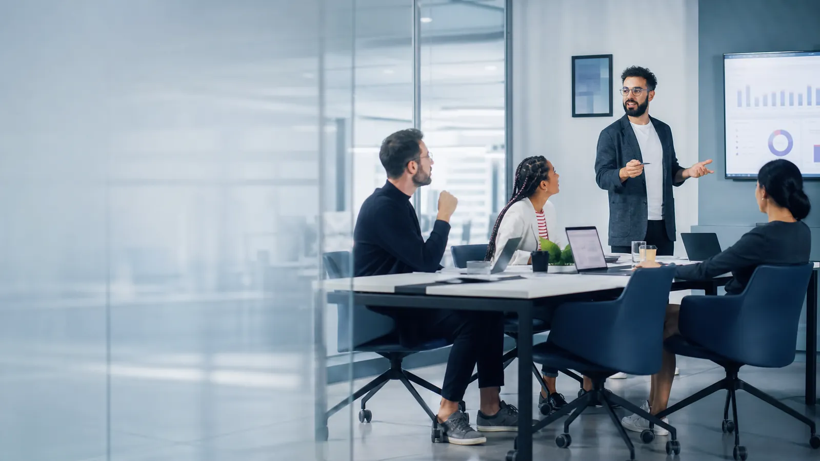 Business team collaborating with cloud and Microsoft 365 services.